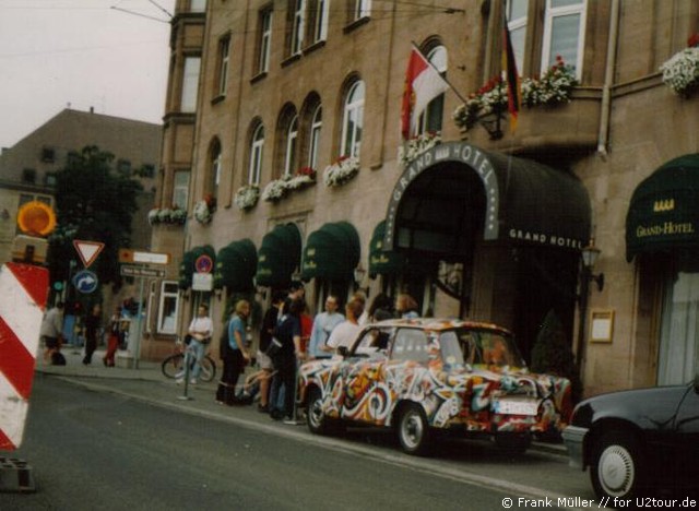 U2 vor dem Grand Hotel in Nürnberg